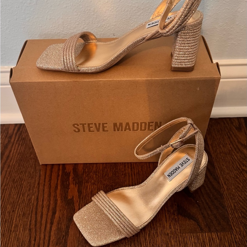Steve Madden Women's Lavnish Glittering Gold Block Heel Sandal size 7.5